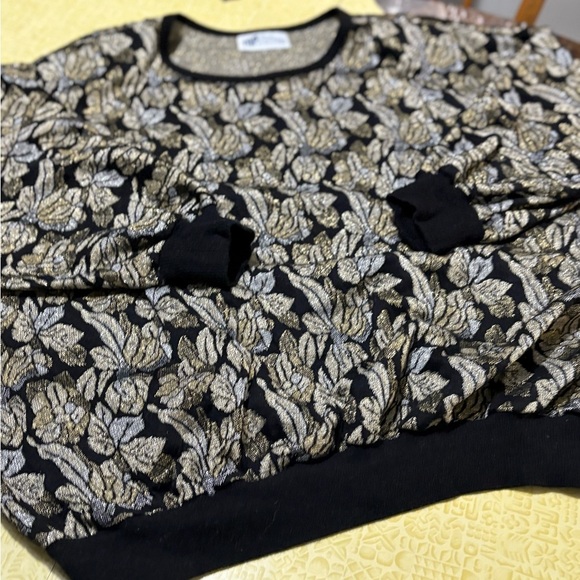 Vintage Elegant Black and Gold Crew Neck Sweater with Intricate Design - Picture 2 of 9